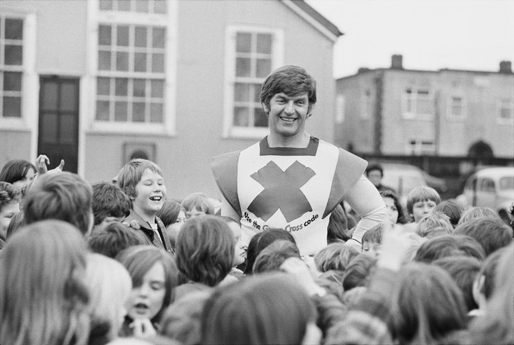 Дэвид Проуз в образе рыцаря Зеленого креста безопасности фото