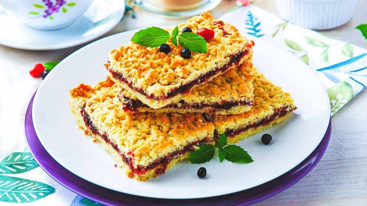 праздничный стол, новый год, меню на новый год, утка с яблоками, салат оливье, бутерброды со шпротами, салат министерский