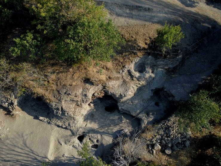 Археологи обнаружили высеченные в скале сосуды для жертвоприношений