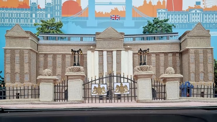 Так выглядит вязанный Букингемский дворец