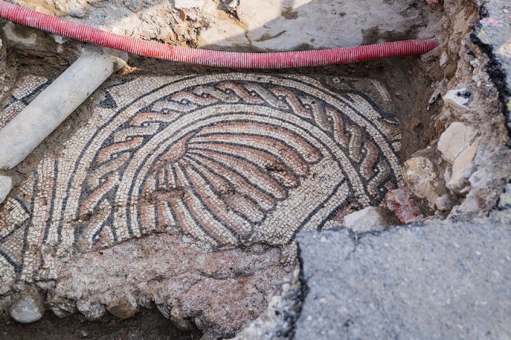 мозаика, трубы, асфальт, фото