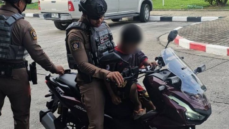 Поліцейські в Таїланді саджають дев'ятирічного хлопчика на мотоцикл після його тривалого шляху