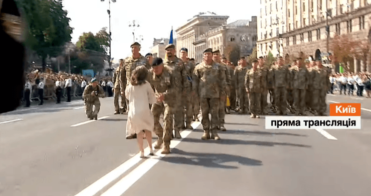 девочка, перформанс, ветеран, день независимости 2021, парад независимости 2021