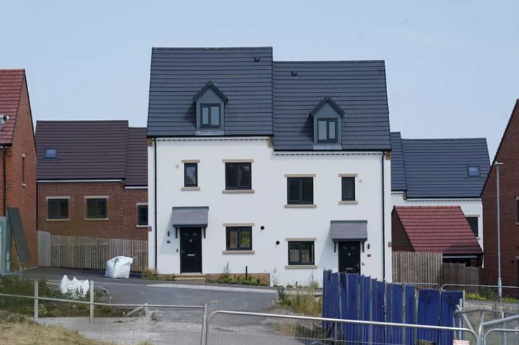 Жилой комплекс пустует, застройщик обанкротился, покупка недвижимости, жилье, Великобритания