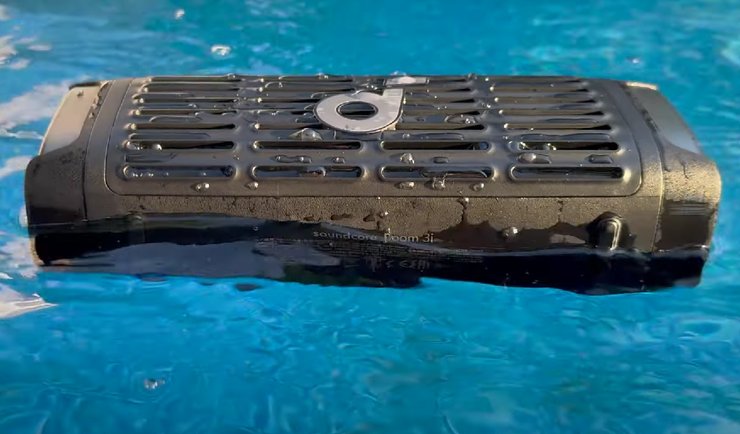 Портативная Bluetooth колонка Soundcore Boom 3i в бассейне