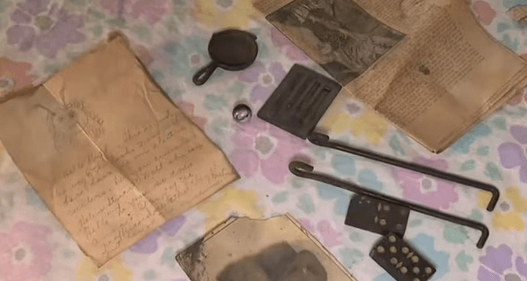 Речі зі 111-річної капсули часу, капсула часу, давня схованка, схованка, речі попередніх власників будинку, старовинна газета, лист, іграшки