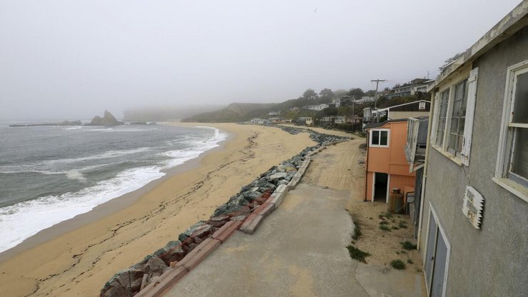 Пляж в США, миллиардер запрещает вход на пляж, суд, дом миллиардера на пляже, построил ворота на дороге, пирс, доступ на пляж
