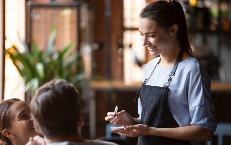 Официантка, случай на работе, работа в баре, работа в ресторане, пирсинг в носу, посетитель бара, посетитель попытался схватить официантку