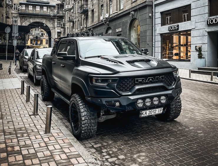 RAM 1500 TRX, суперкар Aston Martin, суперкар Ferrari, Dodge Viper, Rivian R1T