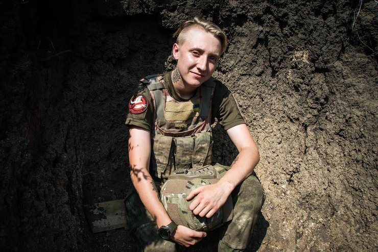 дівчина у формі дивиться на тебе з окопу