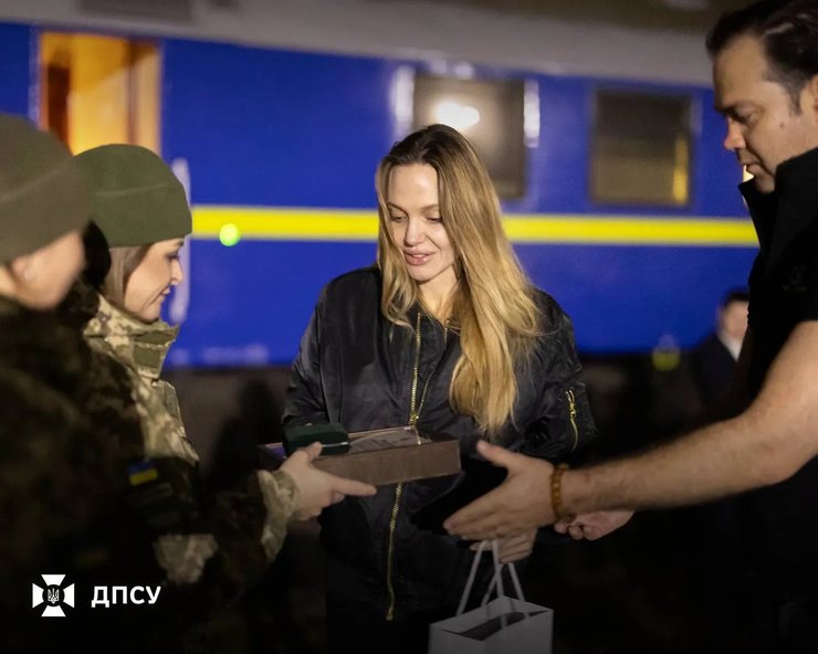 Джолі підтримує благодійні організації в різних країнах