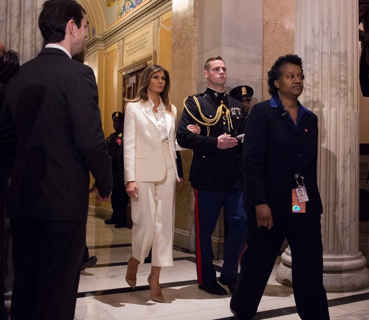 мелания трамп, белый костюм