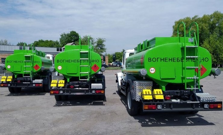 Бензовози вистоюють черги на кордоні