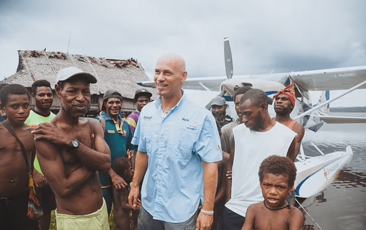 Пилот помогает коренным жителям племени