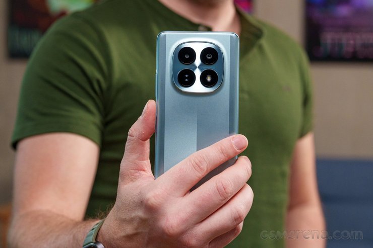 Poco M8 5G cмартфон в руке