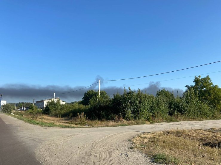 На месте попадания поднялся дым. Фото из открытых источников