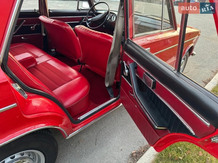 седан ВАЗ-2103