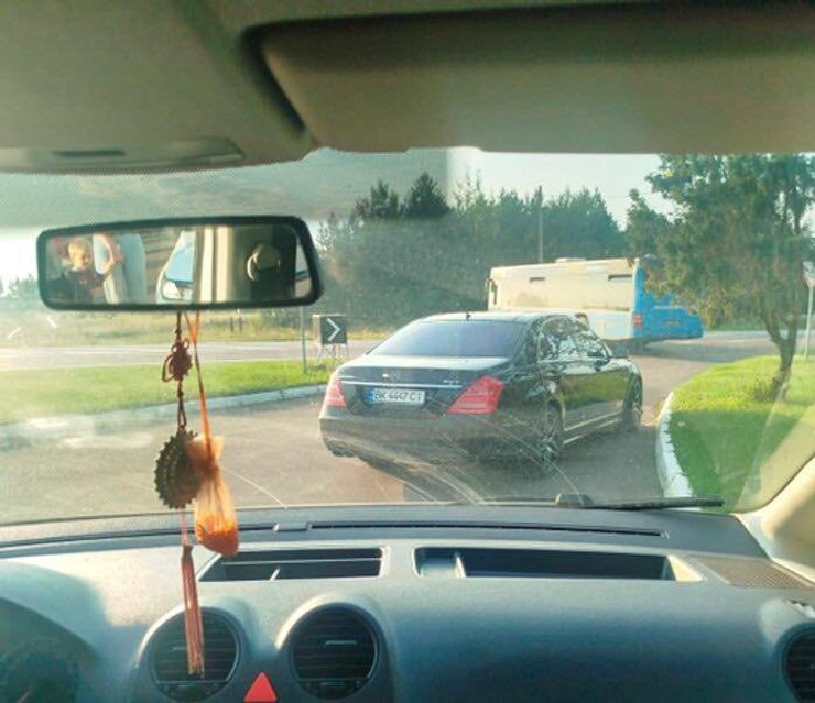 Автомобиль подрезал машин военных