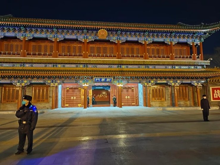 Қалада көшеде бір сұлуды бәрінің көзінше бәсеңдетеді