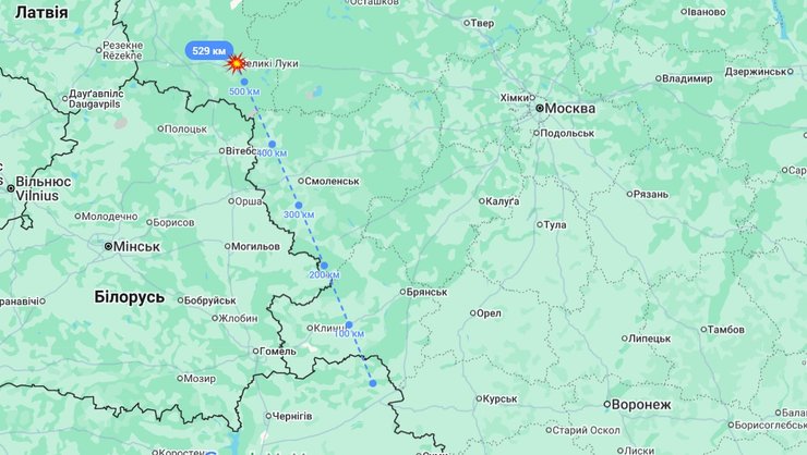 Карта з відстанню, яку полетіли дрони СБУ для удару по нафтобазі "Великолукська" під Псковом 19 лютого