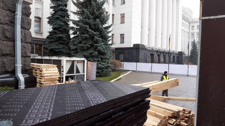 каток возле Офиса президента, фото