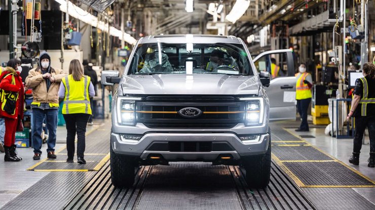 Автомобиль серии Ford F в мастерской