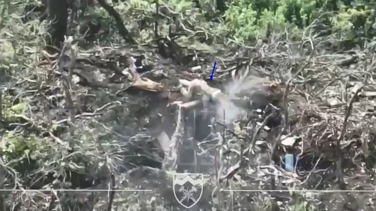 боєць кидає гранату, бій ЗСУ