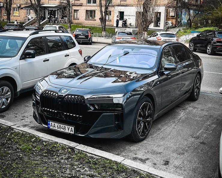 BMW i7, суперкар Aston Martin, суперкар Ferrari, Dodge Viper, Rivian R1T, Ram 1500 TRX