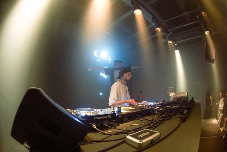 Ді-джей на вечірці
