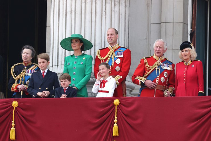 Королевская семья на балконе Букингемского дворца