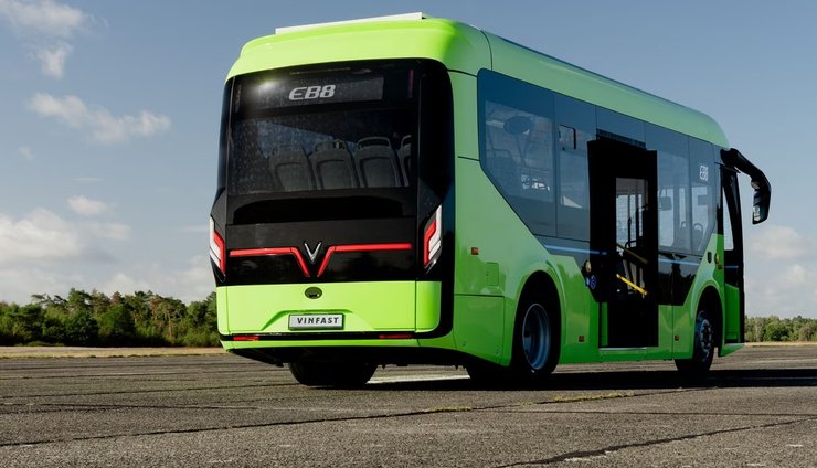 автобус VinFast EB8