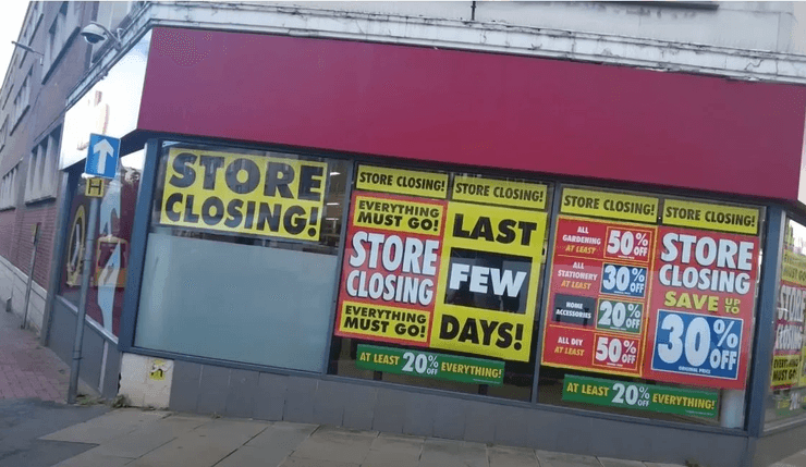 Вулиці міста Болтон, покинуті магазини, влада міста, загубили гроші, занедбана частина міста, казус з електронною поштою