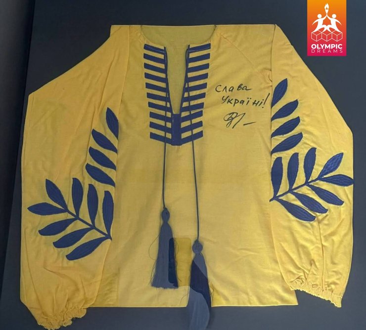 Вышиванка с подписью Первой леди Украины Елены Зеленской