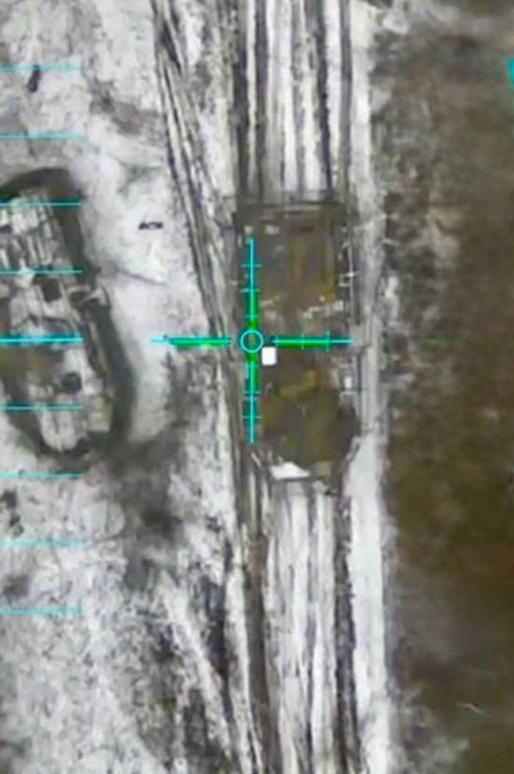 Фото бромашини ЗС РФ з терміналом супутникового зв'язку Starlink