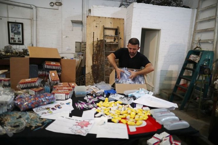 Аргентина, Пандемия, Скульптор, Шприцы, Маски, Отходы, выставка