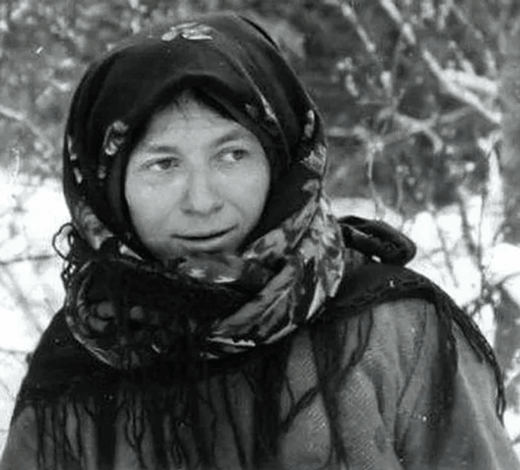 Семья жила в сибирском лесу, не знали о войне, жили в лесу, разговаривают на своем языке, умерли от голода, отрезанные от мира,