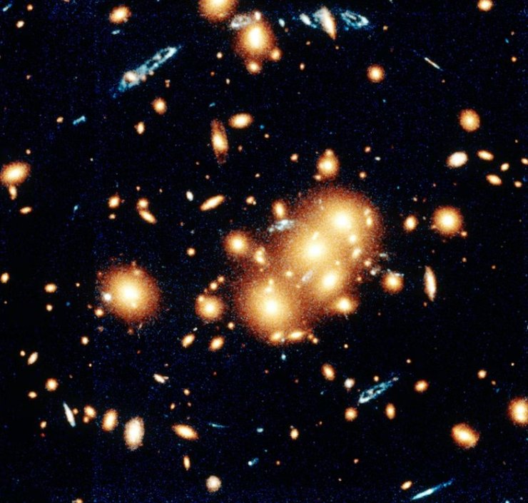 галактика, скопление галактик, гравитационное линзирование, черная дыра