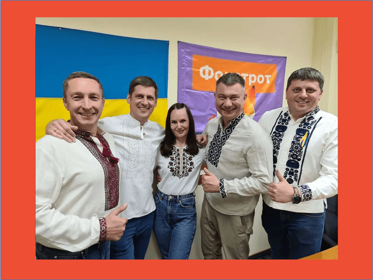 Единство в День вышиванки: Василий Шургот (директор ФТД-ритейл), Векленко Даниил (директор по продажам "Фокстрот"), Ольга Потопьяк (директор львовского магазина на Кн. Ольги, где сейчас функционирует и приют для переселенцев), Алексей Зозуля (исполнительный директор "Фокстрота") и Богдан Буца (региональный руководитель "Фокстрота")