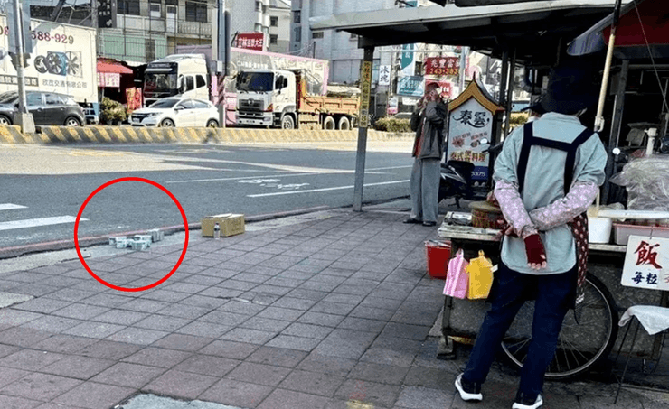 Чоловік сушить гроші посеред вулиці, розклав гроші на вулиці, велика сума, гроші, долари, гроші на тротуарі, банкноти запліснявіли