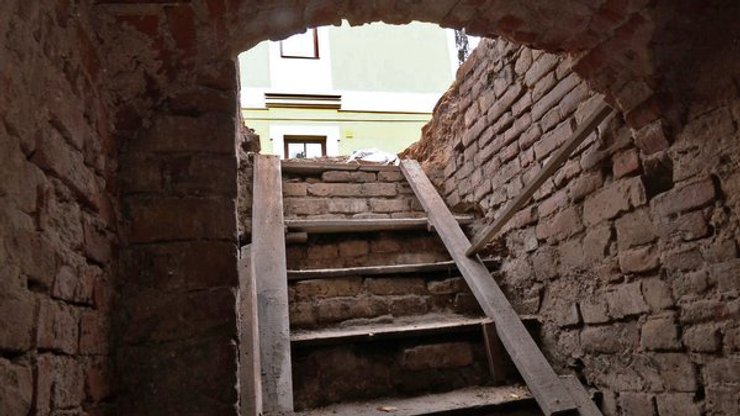 Луцк археологические раскопки, Кафедральный Собор Святой Троицы, Римско-католическая церковь, Подземные крипты, Археологические исследования, История Луцка, Археологические находки, Керамические артефакты, Церковная история Украины