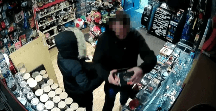 Одна из камер фиксирует воров в магазине господина Гонта