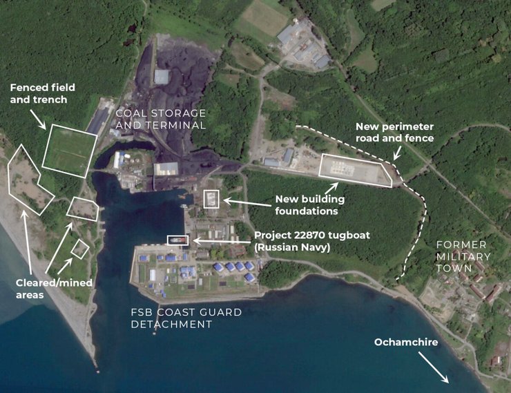 Аналіз Bellingcat показує, що в порту Очамчира ведеться будівництво безлічі будівель і об'єктів по периметру. Зображення SkySat від 22 липня 2024 р. з Planet Labs PBC