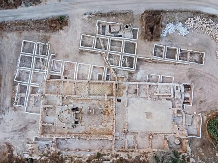 Руины церкви.