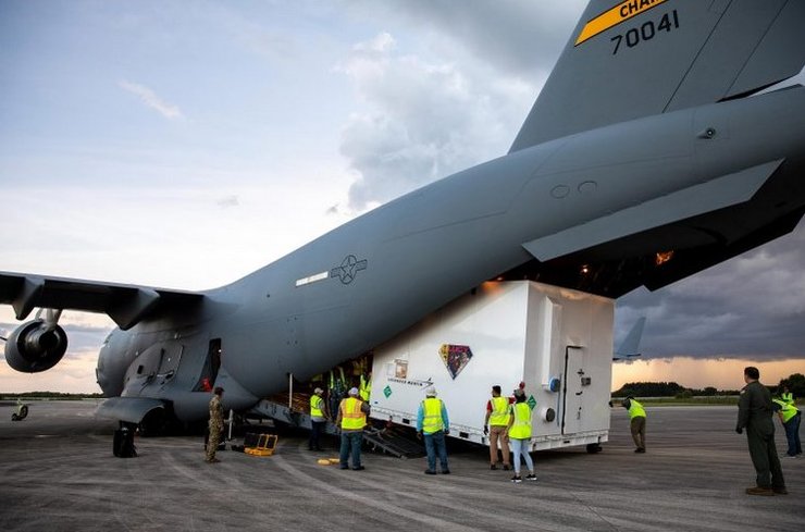 грузовой самолет