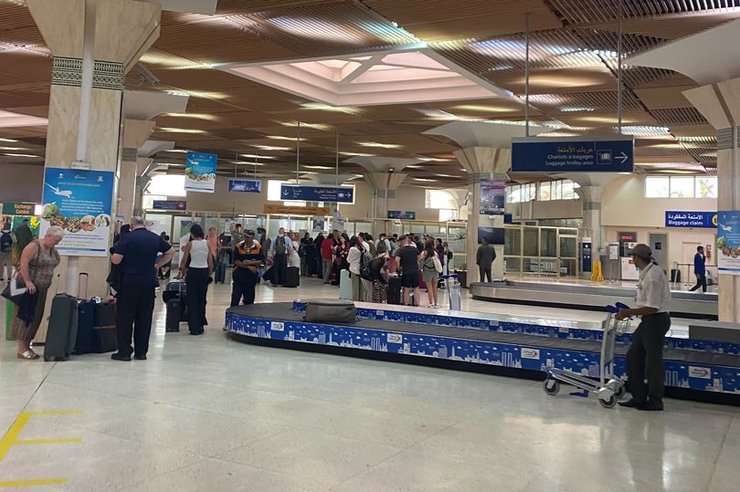 Пассажиров высадили в пустом аэропорту, приземлились в другом месте, сильная жара, ошибка авиакомпании, изменили маршрут