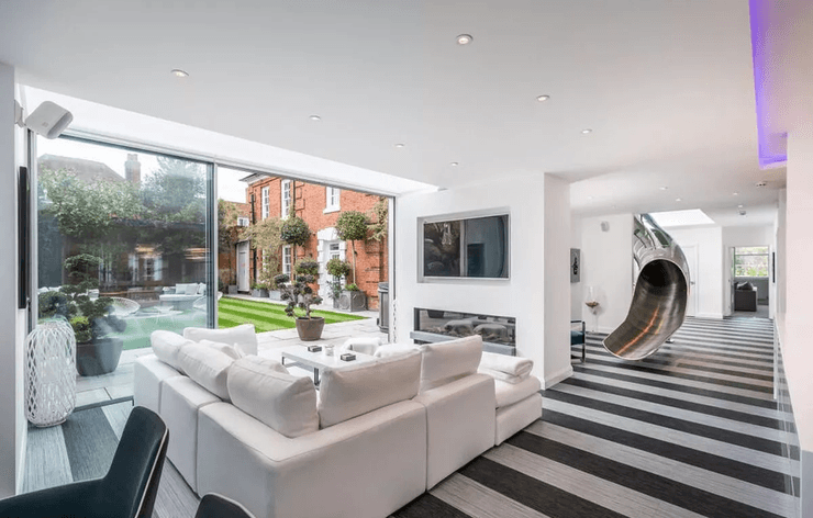 Роскошный особняк, дом с горкой внутри, горка вместо лестницы, необычный дом, огромный особняк, двухэтажный дом,