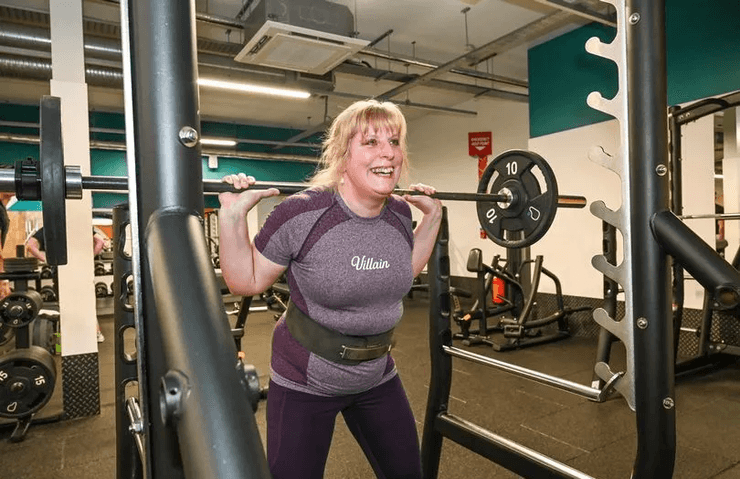 Пенсионерка начала заниматься пауэрлифтингом, спорт, начала ходить в тренажерный зал, становая тяга, рекорд, будет представлять страну