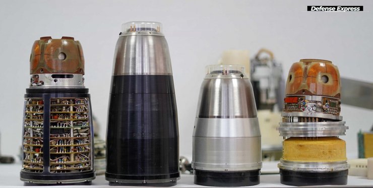 Головки самонаведення старих зразків (ліворуч) і нових (праворуч).