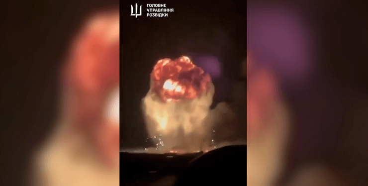 ГУР показало кадры взрывов на складе БК в Воронежской области