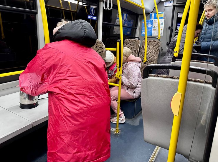 коммунальный автобус, люди в автобусе, помощь пострадавшим от войны